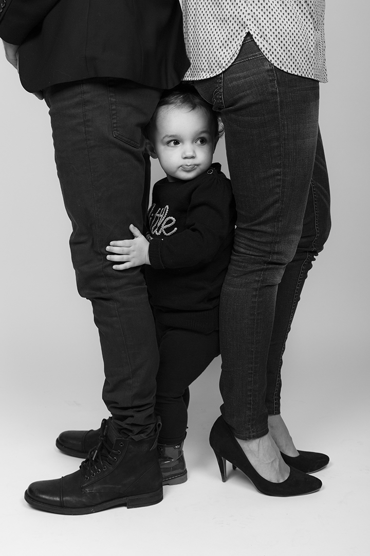 Séance photo studio parents enfants noir et blanc